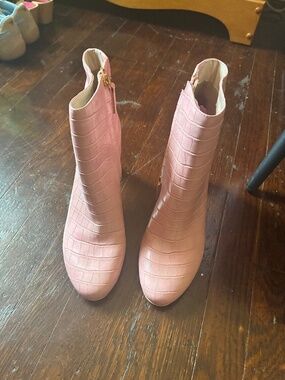 BNWOT Kat Maconie pink croc style boots